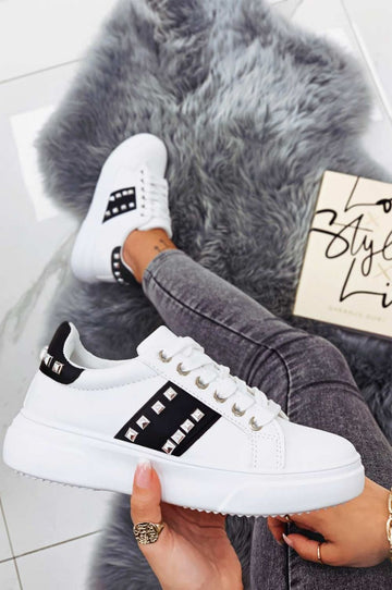 Baskets blanches avec empiècements noirs et clous
