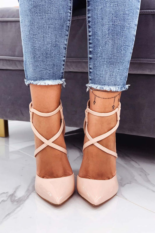 Escarpins roses en vernis avec talon aiguille et boucle