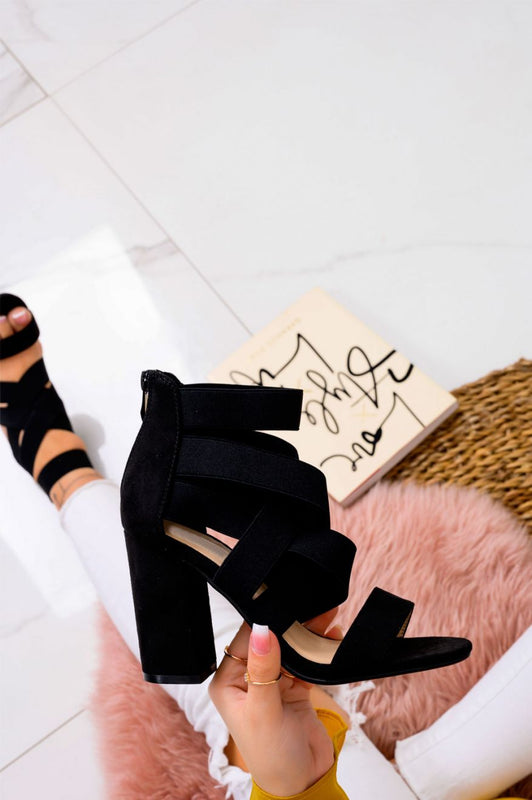 Sandali neri a fasce elastiche e tacco comodo