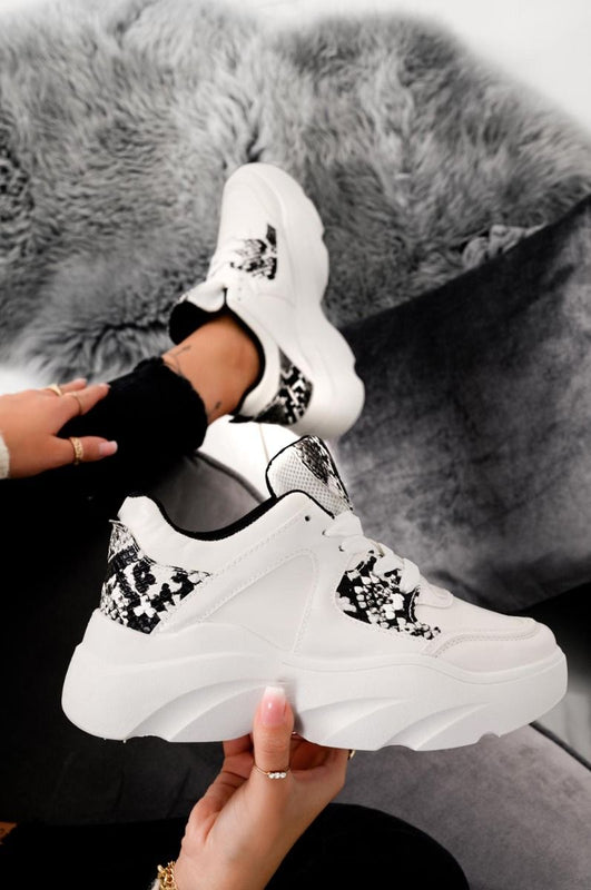 Baskets blanches avec empiècements effet python et lacets