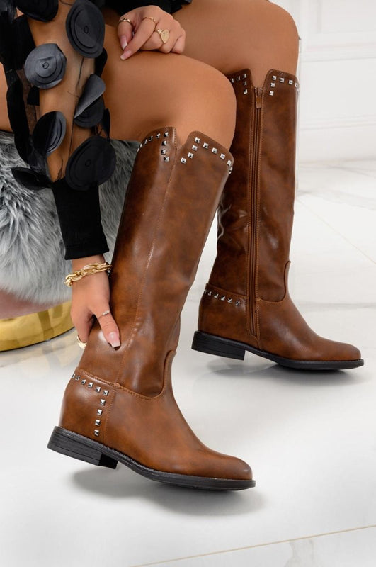 Bottes camel en similicuir avec clous