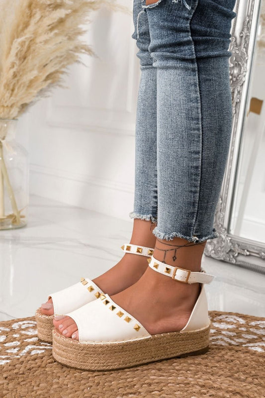 Espadrillas bianche con cinturino e borchie oro