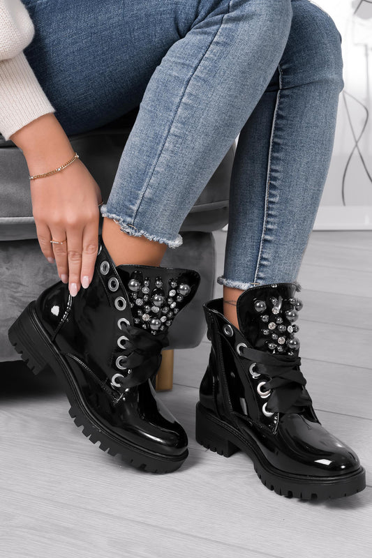 LEANNA - Bottines basses noires en vernis avec perles et pierres