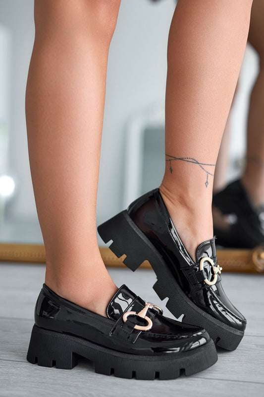 Mocassins noirs en vernis avec boucle dorée