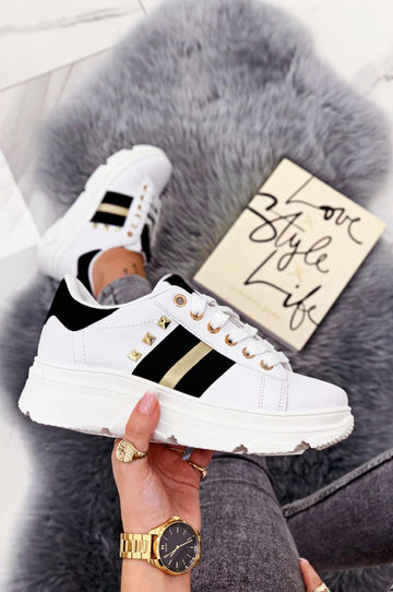 Baskets blanches avec clous et inserts dorés