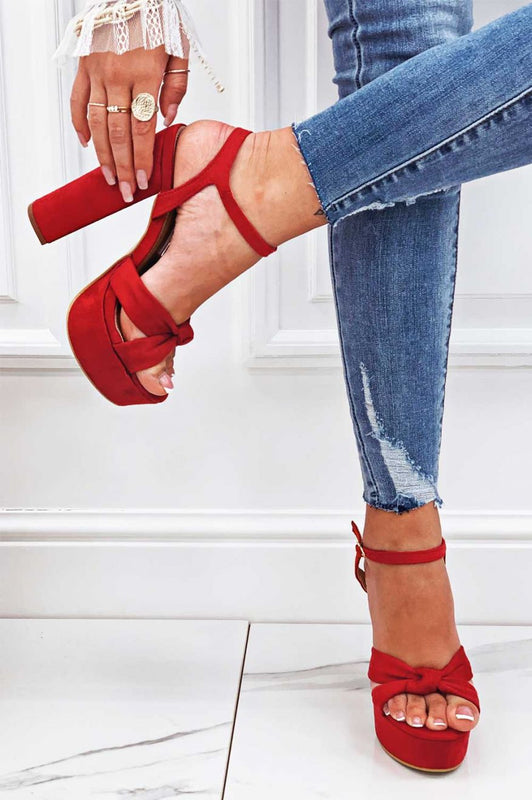 Sandali rossi con nodo e tacco alto