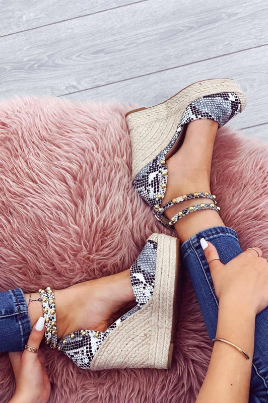 Espadrilles python métallisées à talon compensé haut et clous dorés