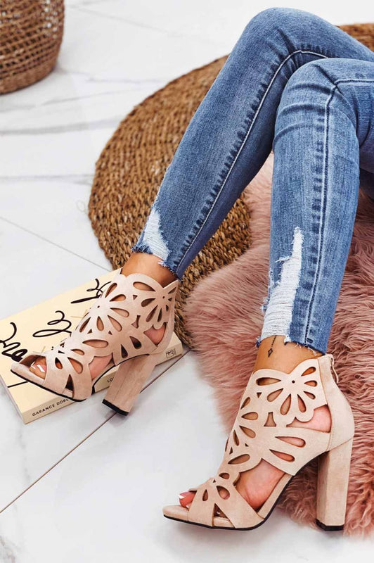 Sandali beige traforati con tacco comodo