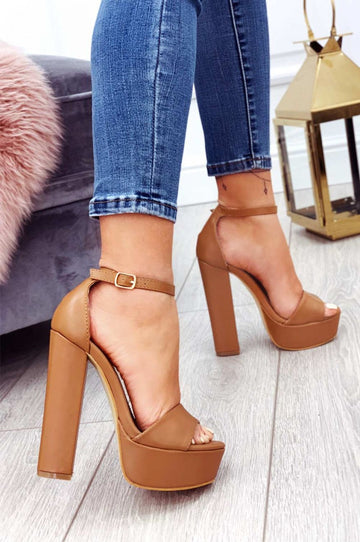 Sandales camel en similicuir avec talon haut et bride