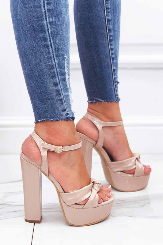 Sandali rossi con nodo e tacco alto