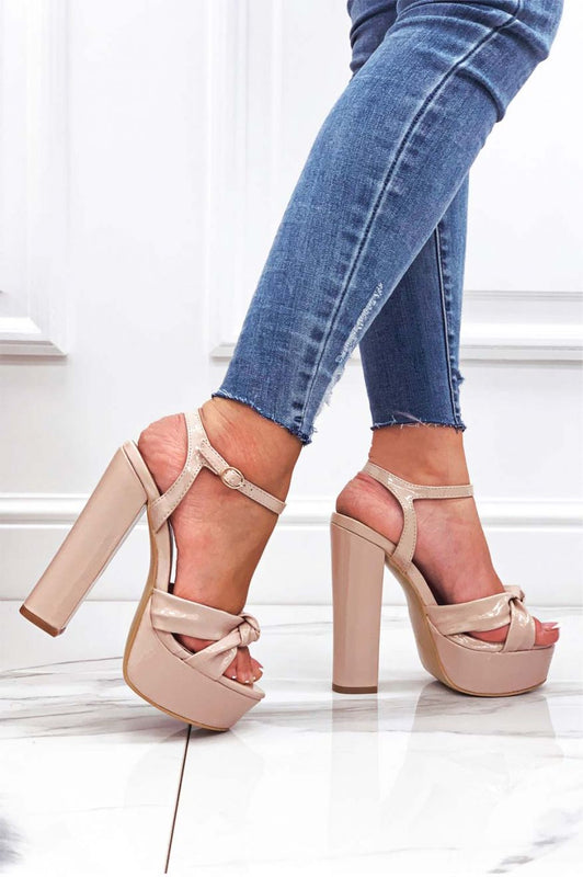 Sandali rossi con nodo e tacco alto