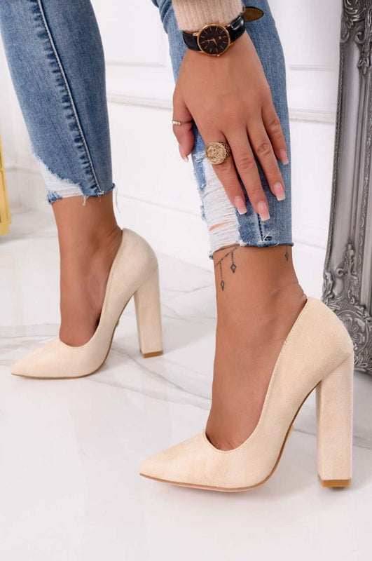 Decolletè beige scamosciate con tacco comodo