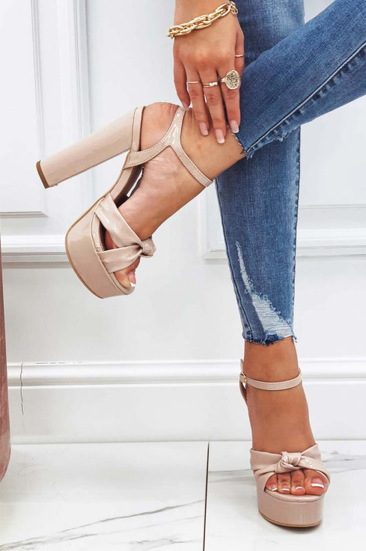 Sandali rossi con nodo e tacco alto