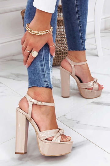 Sandali rossi con nodo e tacco alto