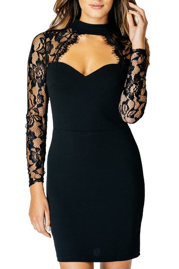 Robe noire avec manches en dentelle et décolleté en cœur