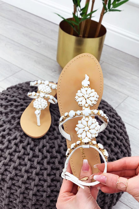 Sandales tongs bijoux blancs plats avec pierres