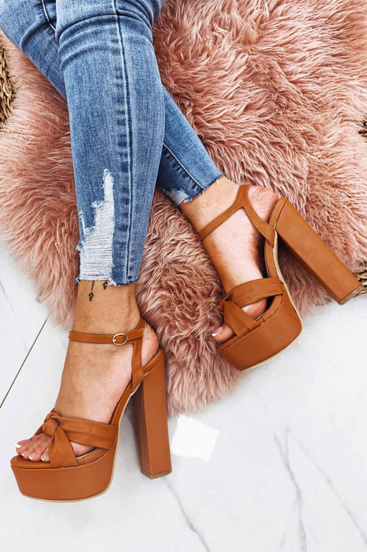 Sandali rossi con nodo e tacco alto