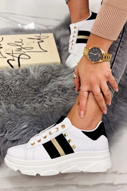 Baskets blanches avec clous et inserts dorés