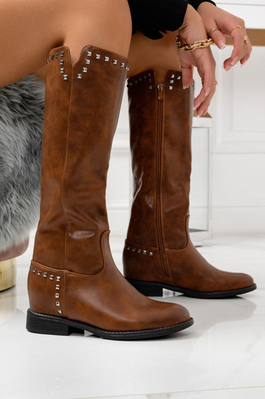 Bottes camel en similicuir avec clous