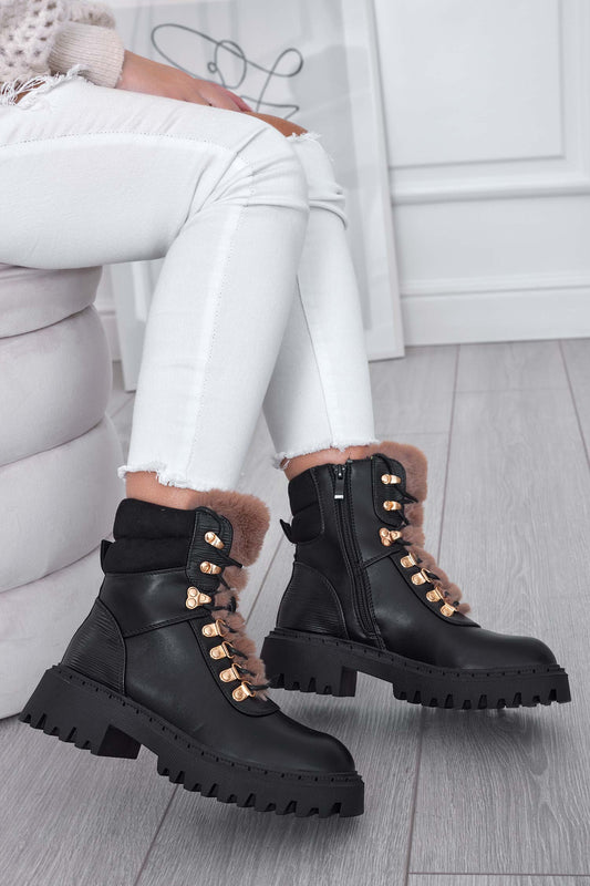 MATHIAS - Bottines noires style rangers avec languette en fausse fourrure