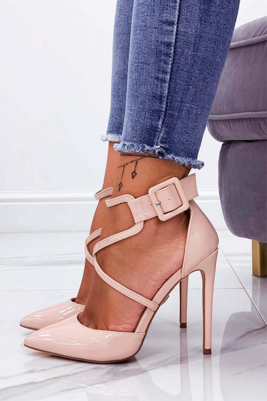 Escarpins roses en vernis avec talon aiguille et boucle