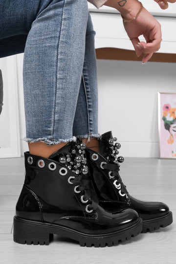 LEANNA - Bottines basses noires en vernis avec perles et pierres
