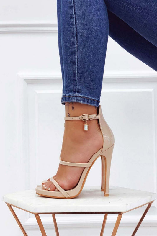 Sandali beige in vernice con tacco alto ciondolo gioiello