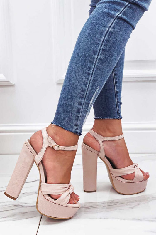 Sandali rossi con nodo e tacco alto