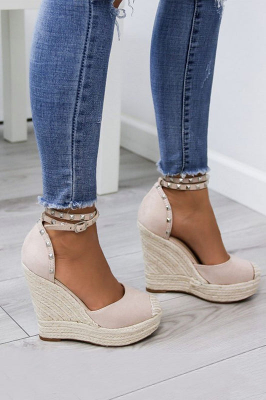 Wedge sandals in raffia with studs Beige