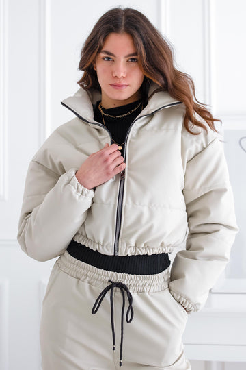 Veste courte beige en similicuir