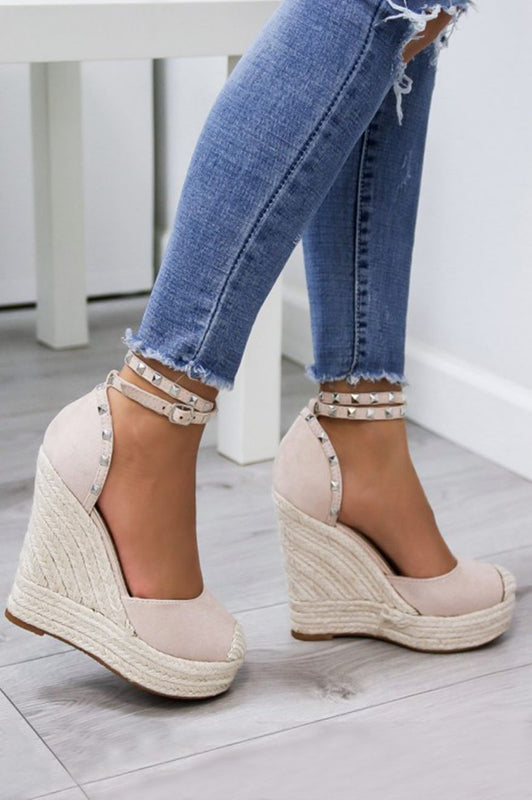 Wedge sandals in raffia with studs Beige