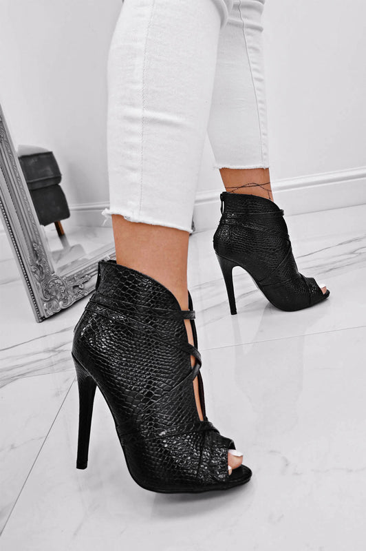 Alexoo Sandales bottines noires à bout ouvert effet python et talon haut