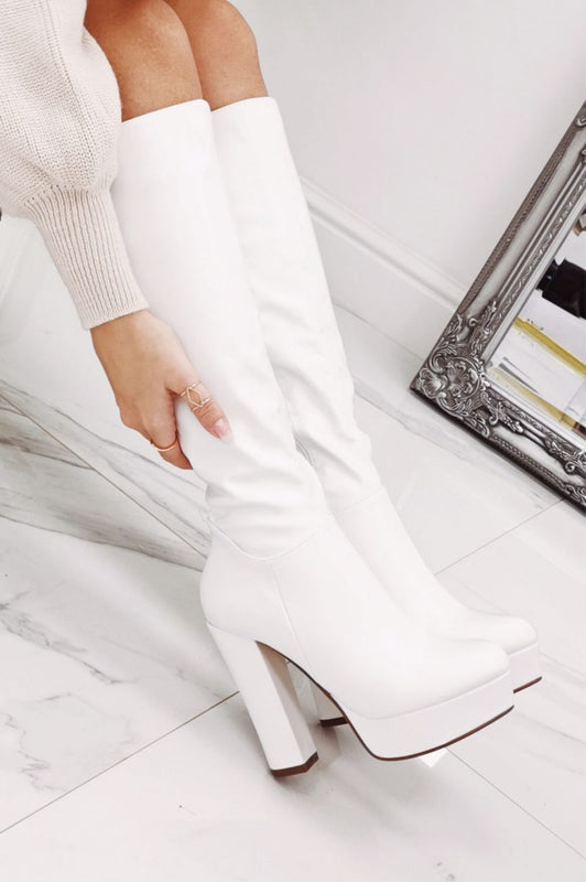 Bottes blanches en similicuir à talons hauts