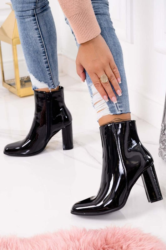 Bottines noires en vernis à talons hauts