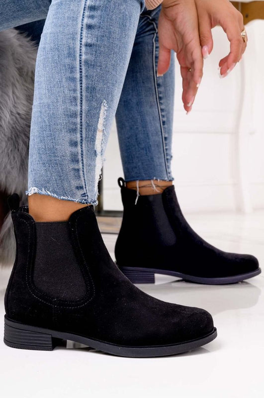 Bottines basses noires en daim avec élastique latéral
