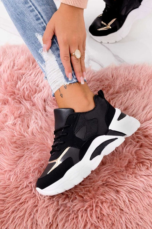 Sneakers nere con suola spessa e inserti oro