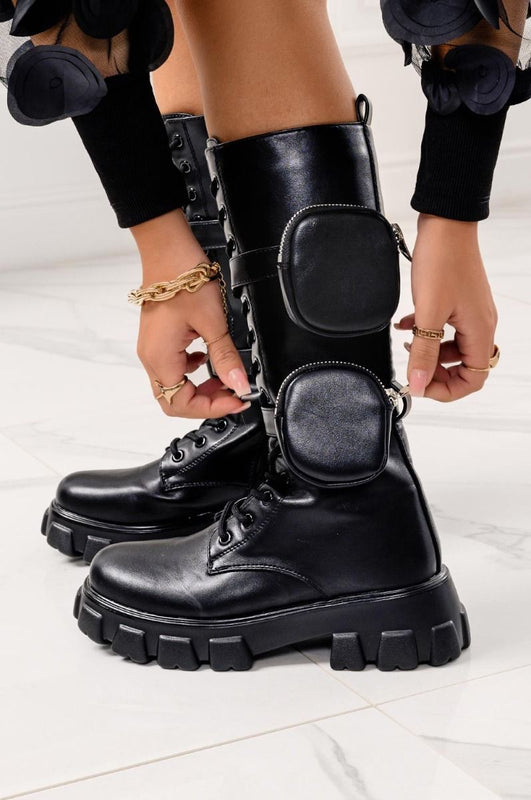 Stivali anfibi neri con marsupi