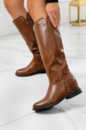 Bottes camel en similicuir avec clous