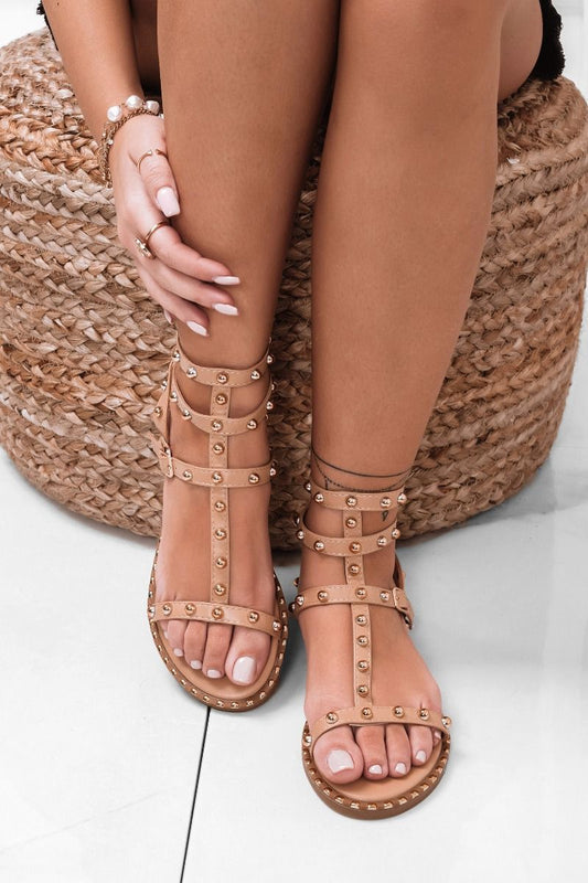 Sandali bassi beige con borchie a sfera oro