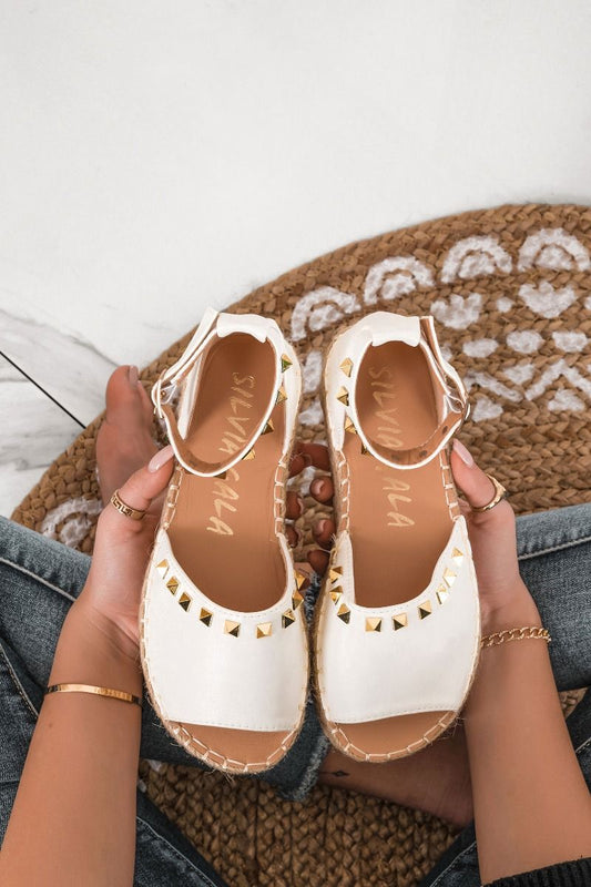 Espadrillas bianche con cinturino e borchie oro