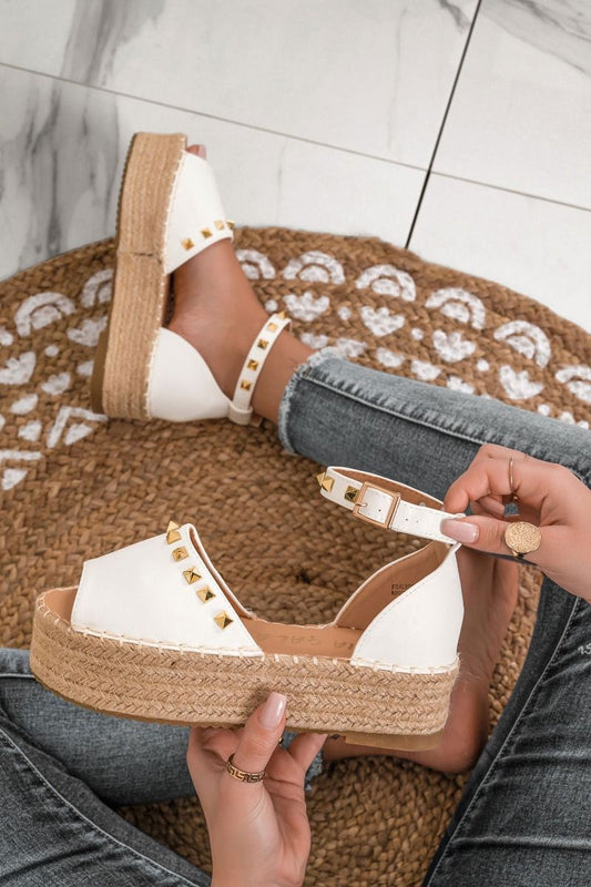 Espadrillas bianche con cinturino e borchie oro