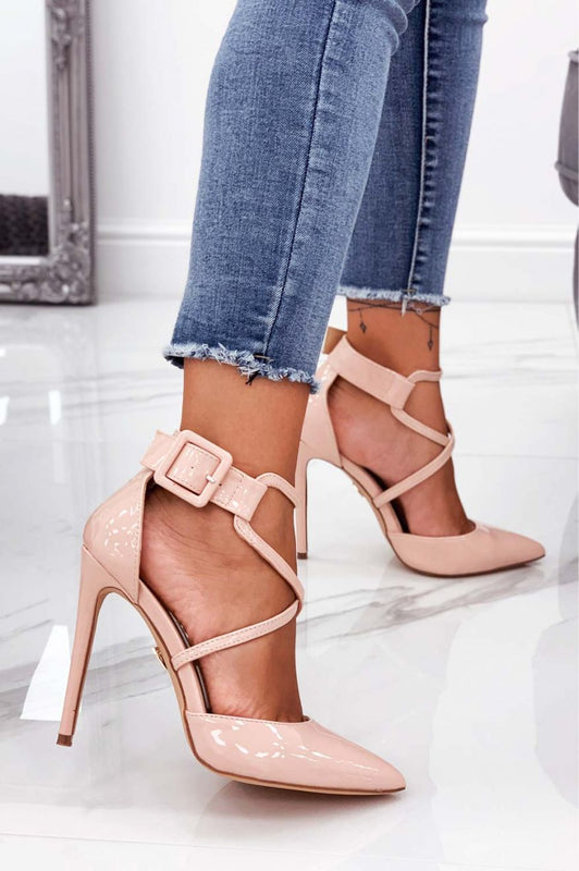 Escarpins roses en vernis avec talon aiguille et boucle