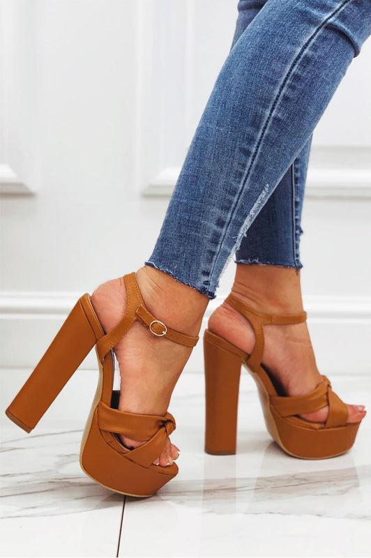 Sandali rossi con nodo e tacco alto