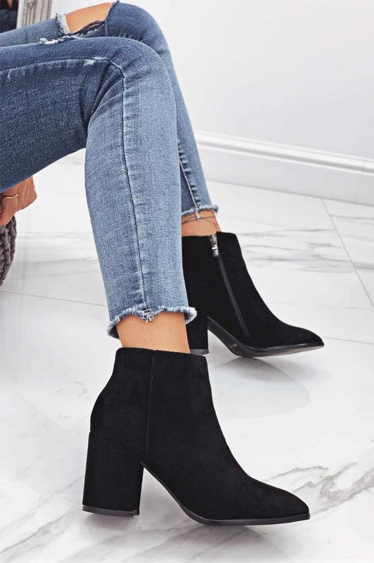 Bottines noires en daim à la cheville avec talon confortable