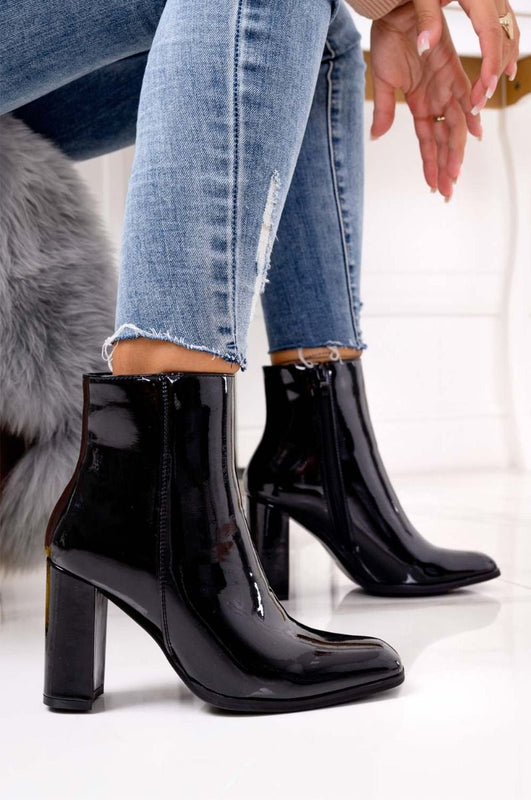 Bottines noires en vernis à talons hauts