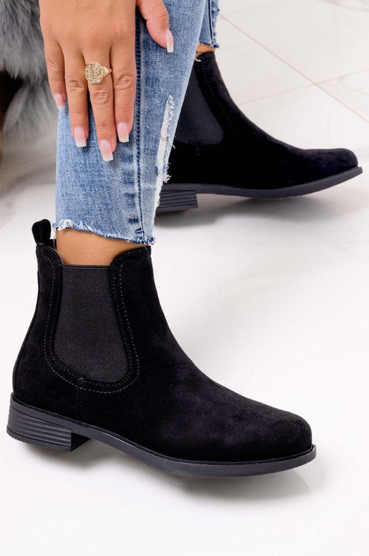 Bottines basses noires en daim avec élastique latéral
