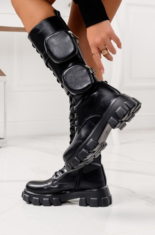 Stivali anfibi neri con marsupi