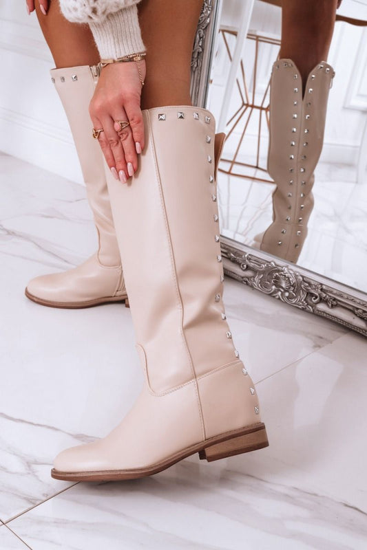 Stivali beige con zeppa interna e borchie sul retro