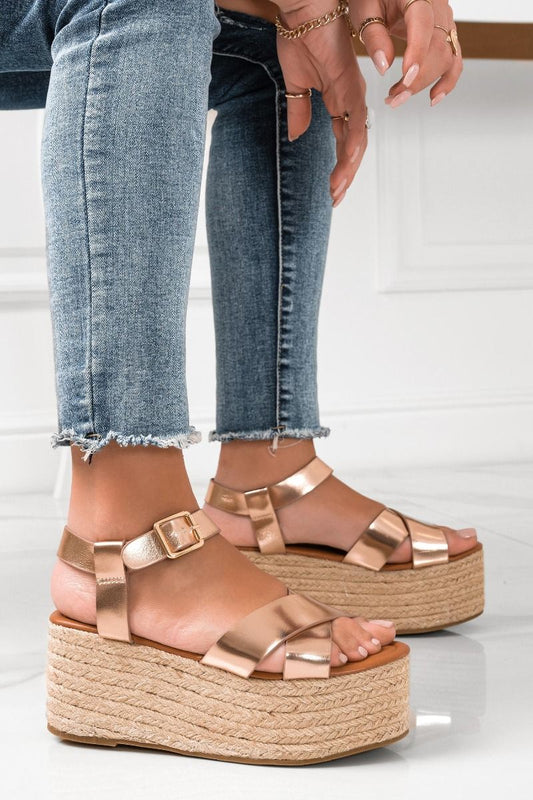 Sandales espadrilles or rose avec semelle compensée en corde