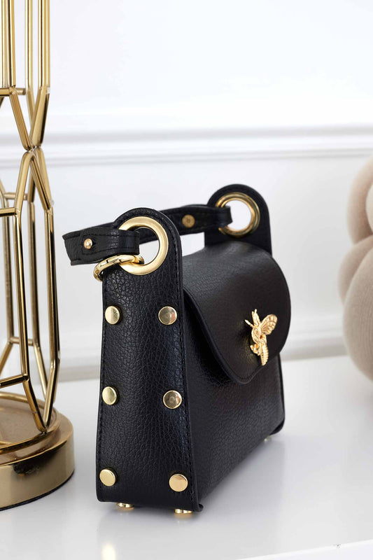 Sac à main noir avec clous dorés et bandoulière amovible